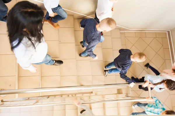 Diákok Egy Iskolában Folyosón Megy Lépcsőn Miután Leckét Aktív Iskolások — Stock Fotó
