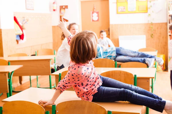 Los alumnos están sentados en el escritorio después de las clases — Foto de Stock