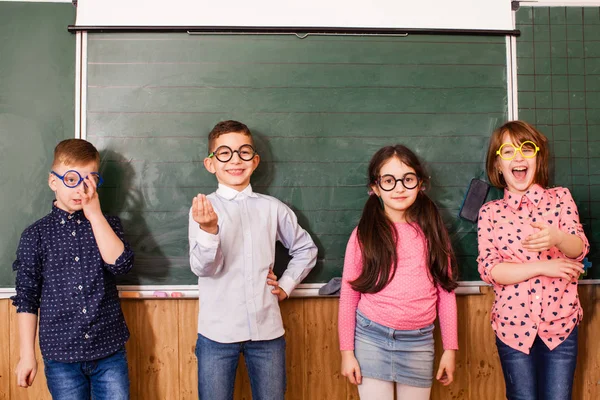 Cool leerlingen in glazen hebben plezier samen tijdens de pauze — Stockfoto