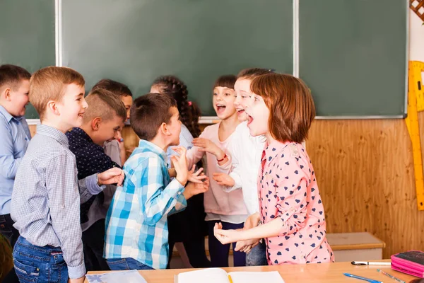 Kinder kommunizieren in der Pause miteinander — Stockfoto