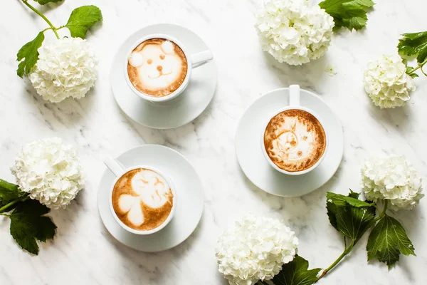 Latte art koffie geïsoleerd op witte achtergrond — Stockfoto