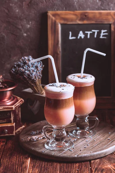 美味薰衣草拿铁玛奇朵咖啡自制糖浆和老式装饰元素 — 图库照片