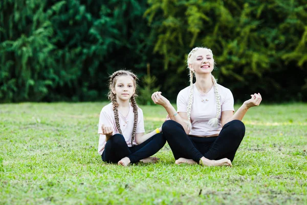 Madre y hija relajándose después del deporte — Foto de Stock