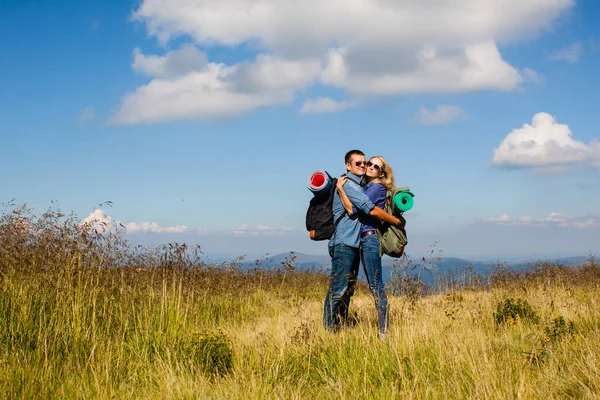 Romantischer Kuss auf Reisen — Stockfoto