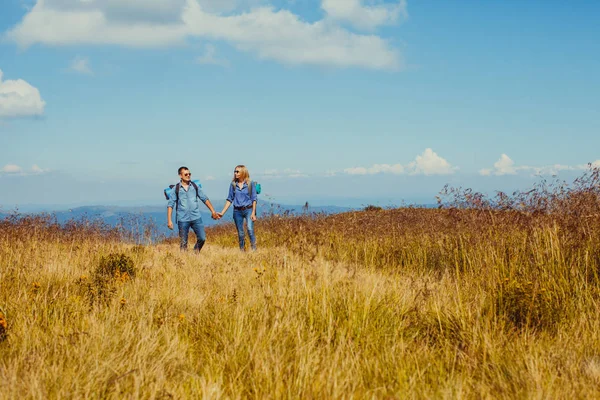 Romantischer Kuss auf Reisen — Stockfoto