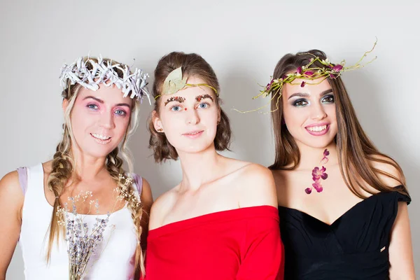 Mladé dívky múzy s kreativní make-up a účes — Stock fotografie