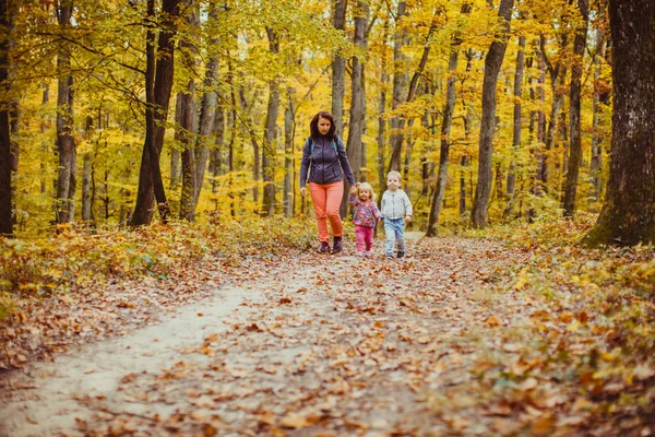 Madre con due figli — Foto Stock