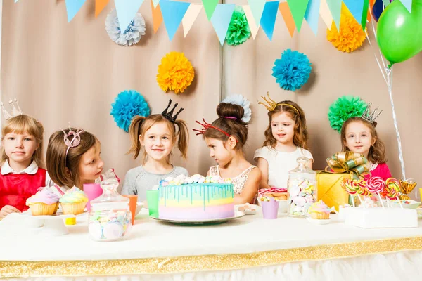 Les petites princesses fêtent leur anniversaire — Photo