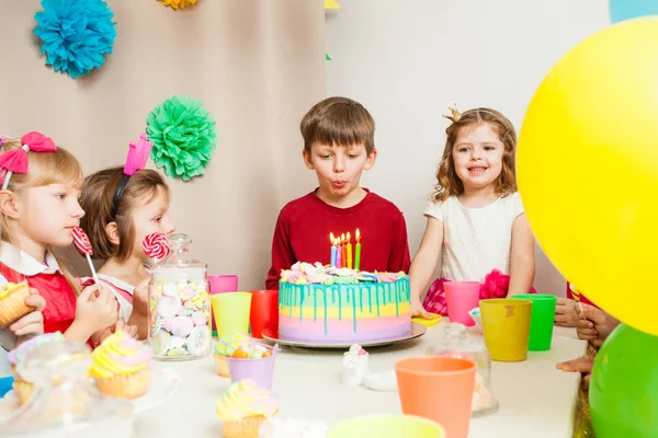 küçük çocuk mumlar üfleme önce bir dilek tut istiyor