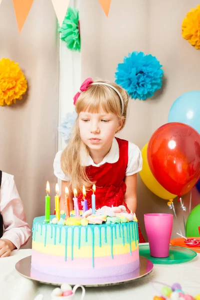 küçük kız düşündüğü Doğum gününde dilek