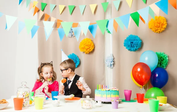 Kinderen bespreken waarvan snoepjes zijn heerlijker — Stockfoto