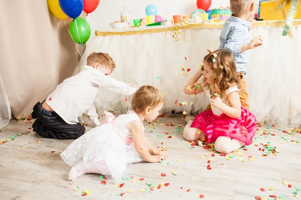 arkadaşlar Doğum gününde birlikte oynama