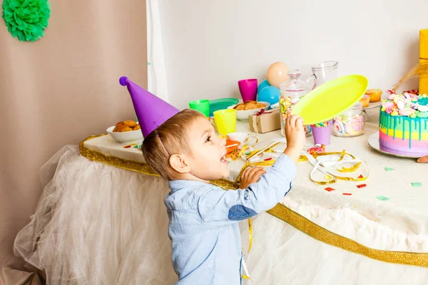 El chico quiere ser el primero que probará sabroso pastel —  Fotos de Stock