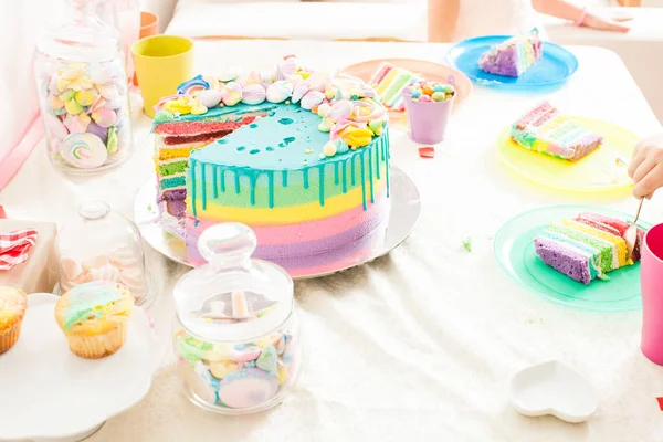 Mesa de aniversário com doces de aniversário — Fotografia de Stock