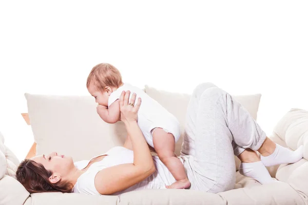 Familie ruht auf der Couch — Stockfoto