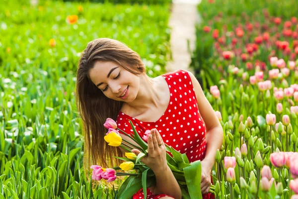 Krásná žena s barevná tulipány — Stock fotografie