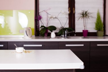 Mutfak iç beyaz masa üstü ile