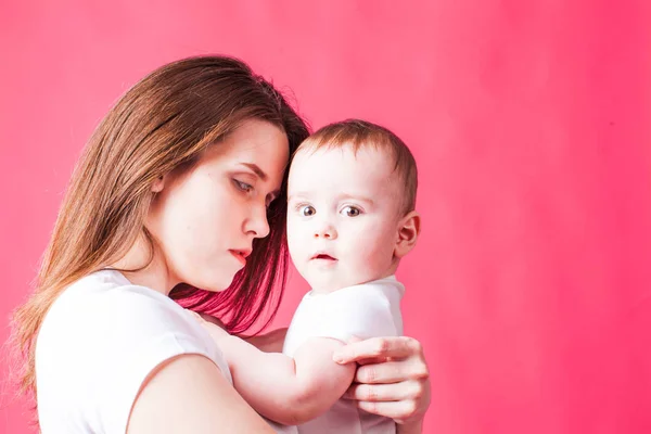 Retrato de madre joven mirando a su bebé —  Fotos de Stock