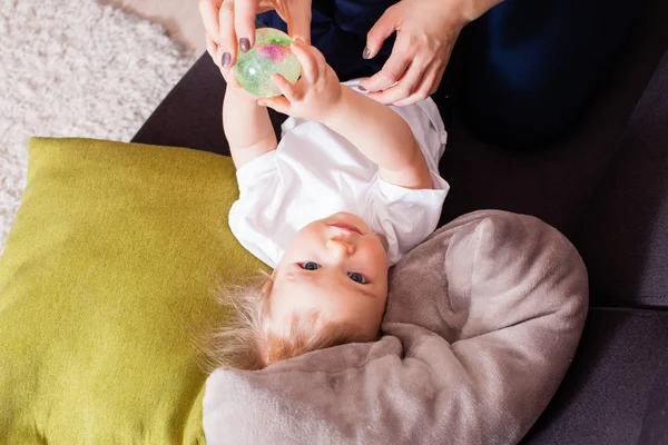 Bébé garçon regardant la caméra posée sur des oreillers — Photo