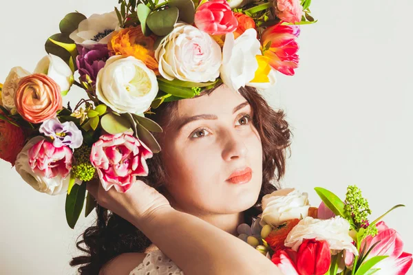 Çiçekli hamile kadın