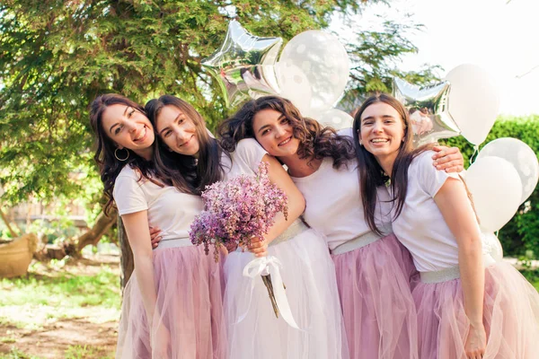 Feliz linda namoradas na festa das galinhas — Fotografia de Stock