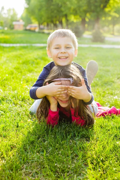 Brother and sister having fun — ストック写真