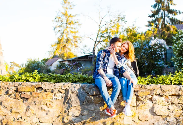 La pareja viaja a las viejas ciudades —  Fotos de Stock