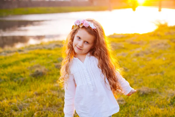 A pequena princesa ao pôr-do-sol — Fotografia de Stock