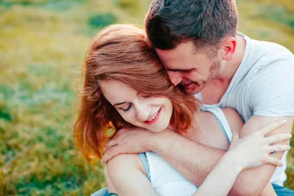 Retrato de casal ao ar livre — Fotografia de Stock