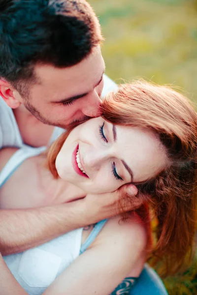 Portrait of kissing couple i — Stock Photo, Image