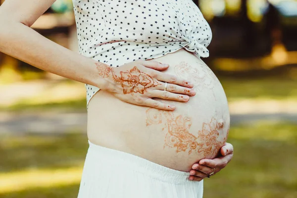 Mujer con pintura mehndi — Foto de Stock