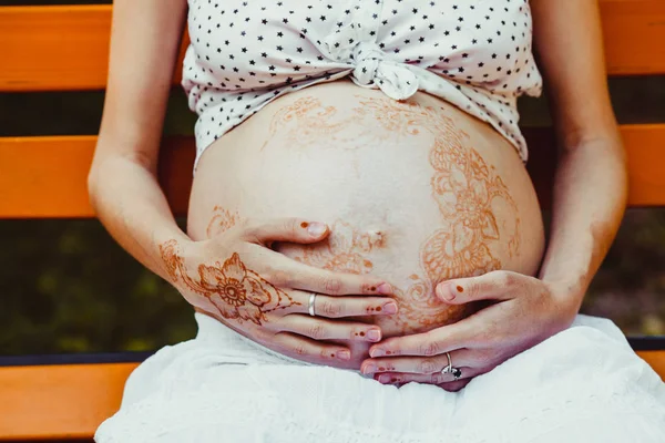 Gravid kvinna med mehndi målning — Stockfoto