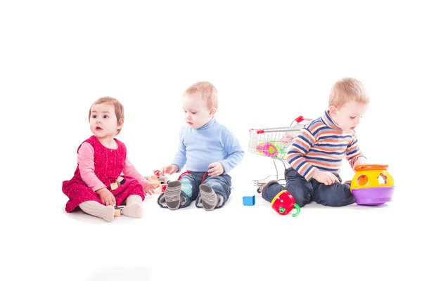 Tres niños juegan —  Fotos de Stock
