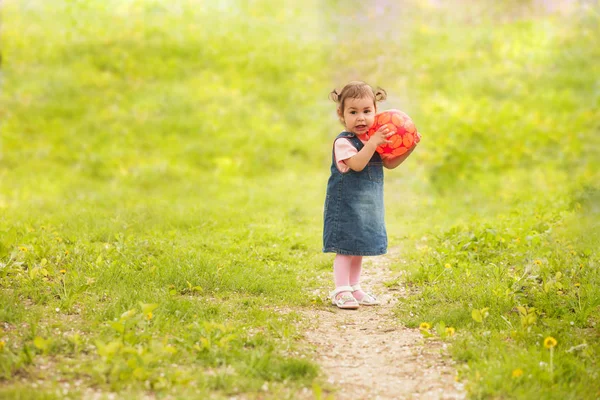 Förtjusande baby flicka som leker utomhus — Stockfoto