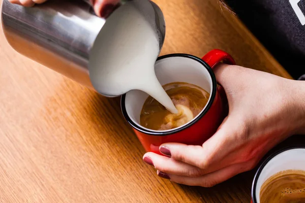 バリスタ コーヒー一杯のカフェラテのアート 泡とミルクを注ぐ — ストック写真