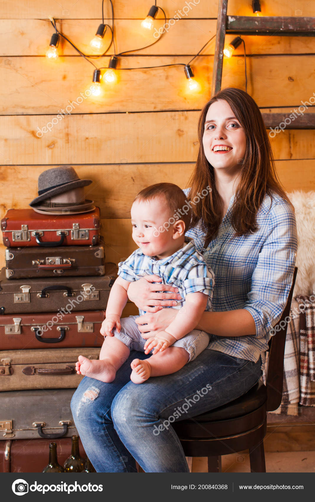 La Maman Avec Bebe A La Vieille Maison Image Libre De Droit Par Oksixx C La Maman Avec Bebe A La Vieille Maison Image Libre De Droit Par Oksixx C