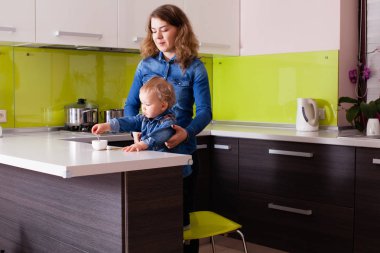 Anne kahve yapma ve oğlu holding