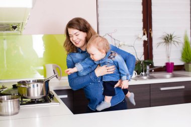 komik çocuk yeni bir şeyler yapmak istiyor