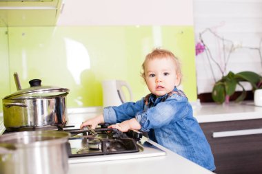 Sevimli çocuk gaz sobası ile çalış
