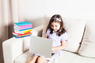 Gülümseyen kız bir fikri vardır