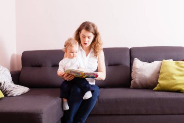 iyi çocuk okumayı öğrenmek istiyor.