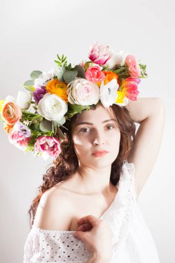 Çelenk içinde mutlu bir kadın portresi