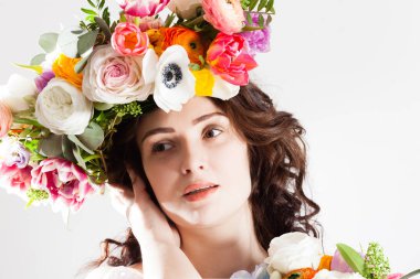 Çiçek çelenk ile gelecekte anne