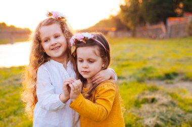 Yaz akşamları iki kız kardeş