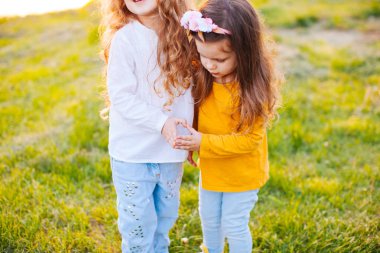 iki genç ve güzel kız