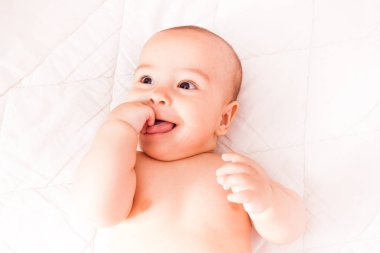 Ağzına bir parmak ile yürümeye başlayan çocuk