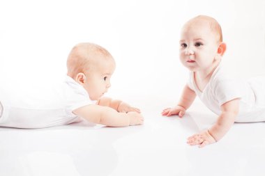 iki bebek beyaz arka plan üzerinde oynama