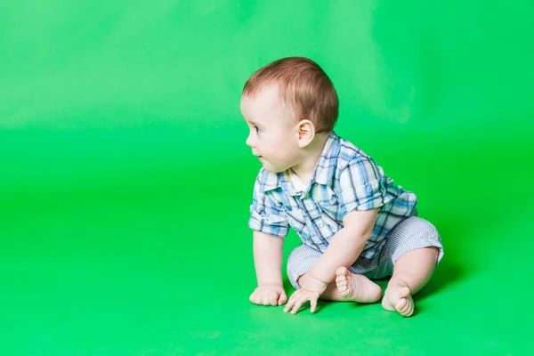 Bebê infantil bonito sentado em um chão — Fotografia de Stock