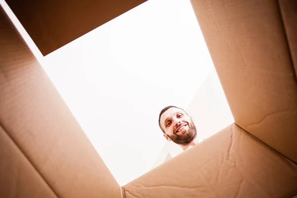 The man disassembles old things — Stock Photo, Image