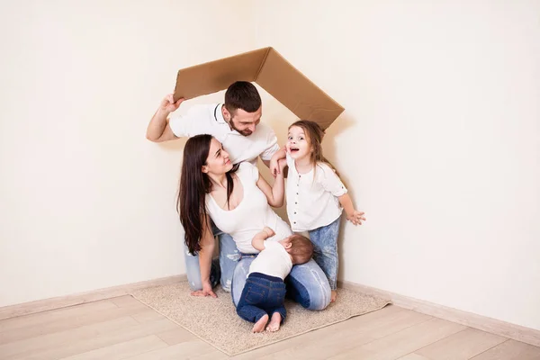 Bella famiglia che gioca insieme — Foto Stock